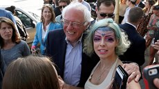 Bernie Sanders zdraví své podporovatele v Los Angeles (8. ervna 2016).