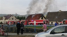 P�i opravách st�echy rodinného domu v jesenické místní �ásti Bukovice vzplála...