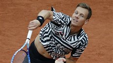 Tomá Berdych podává v osmifinále Roland Garros s Davidem Ferrerem.