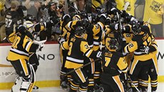 Pittsburtí hokejisté se radují z vítzství ve druhém finále Stanley Cupu.