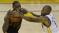 LeBron James (vlevo) z Clevelandu elí obrannému tlaku Andreho Iguodaly z...