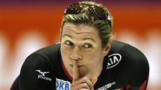 Claudia Pechsteinová �ádá klid od rychlobrusla�ských fanou�k� p�ed startem...