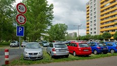 Parkovit na jeho míst by mohl vyrst a estipatrový parkovací dm.