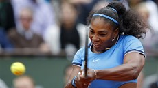 Serena Williamsová returnuje míek ve finále Roland Garros.