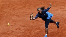 NEMÁM TO. Serena Williamsová na tenhle míek ve finále Roland Garros nedosáhla.