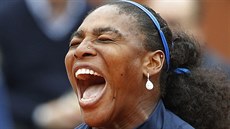 Serena Williamsová se raduje z úspné akce ve finále Roland Garros.