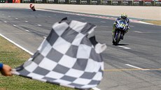 Valentino Rossi míí jako vítz do cíle závodu Moto GP v Katalánsku.
