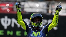Italský závodník Valentino Rossi slaví triumf ve Velké cen Katalánska.