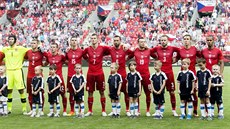 ČESKÁ REPREZENTACE. Čeští fotbalisté poslouchají státní hymnu před přípravným...