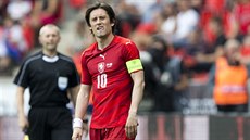 JAK NA TO? Kapitán eských fotbalist Tomá Rosický pemýlí, jak prolomit...