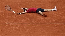 DLOUHÝ SRB. Novak Djokovi� si u�ívá vít�zné okam�iky po premiérovém triumfu na...