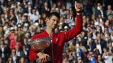 CÍL SPLNĚN. Srbský tenista Novak Djokovič vybojoval v Paříži svůj dvanáctý...