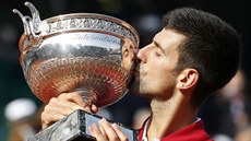 POLIBEK MISTRA. Srbský tenista Novak Djokovi slaví s trofejí pro vítze Roland...