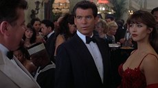 Pierce Brosnan a Sophie Marceau ve filmu Jeden svt nestaí (1999)