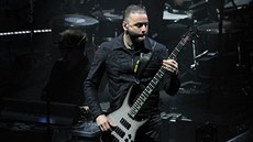 Baskytarista Muse Chris Wolstenholme (O2 arena, Praha, 4. ervna 2016)