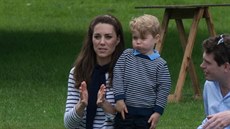 Vévodkyn Kate a její syn princ George (King's Lynn, 28. kvtna 2016)