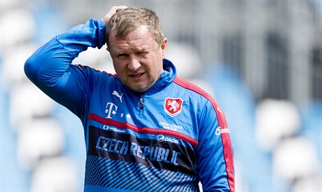 Trenér Pavel Vrba sleduje trénink eských fotbalist.