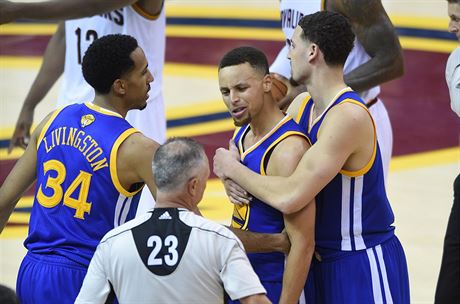 KLÍDEK. Stephen Curry se zlobí, spoluhrái z Golden State ho uklidují.