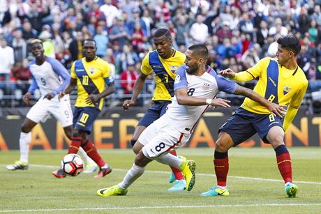 Clint Dempsey z USA centruje ped branku Ekvádoru.