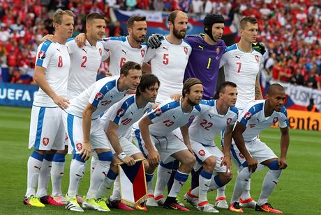 JEDENCT BOJOVNK. Zkladn sestava eskch fotbalist ped utknm se...