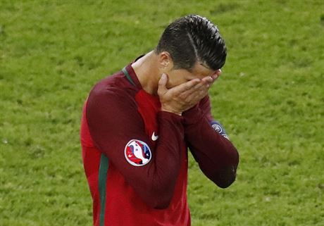 ZMAR. Cristiano Ronaldo po penalt, kterou nasmroval do tye.