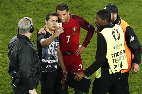 SELFIE S HVZDOU. Cristiano Ronaldo po zpase pzuje s fanoukem, kter vbhl...