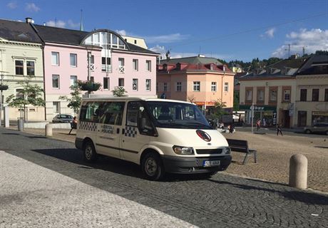 Policejní dodávka na námstí v Jablonci