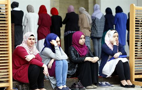 Mladé muslimky sedí ped meitou v bosenském Sarajevu (ilustraní snímek).