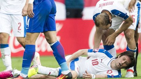 A JE ZLE. Tomá Rosický se na konci zápasu proti Chorvatsku chytil za pravé stehno. Následné vyetení ukázalo, e má natrený sval. Euro pro nj skonilo.
