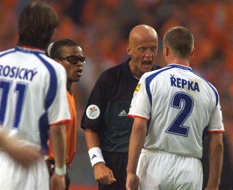 Moment z osudového utkání mezi výbrem R a Nizozemska na Euru 2000.