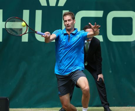 Florian Mayer vrací míek ve finálovém duelu proti Alexanderu Zverevovi.