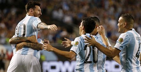 Lionel Messi (vlevo) se raduje se svými argentinskými spoluhrái z jednoho ze...