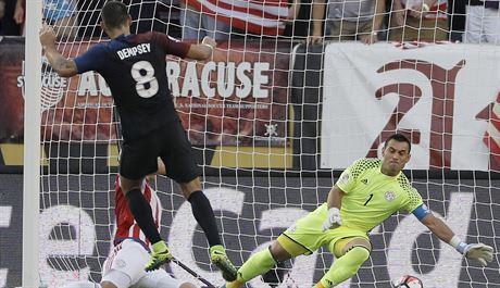 Americký fotbalista Clint Dempsey práv pekonává paraguayského gólmana Justa...