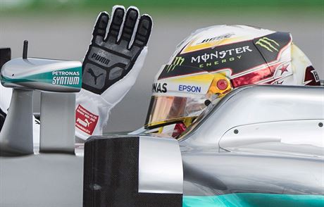 Lewis Hamilton mává divákm na tréninku F1 v Kanad.
