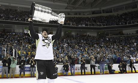 Pittsbursk kapitn Sidney Crosby zved nad hlavu Stanley Cup.