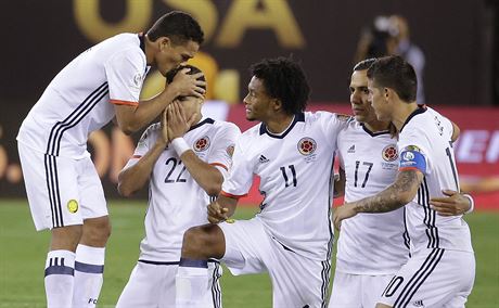 Kolumbijtí fotbalisté se povzbuzují bhem penaltového rozstelu s Peru.