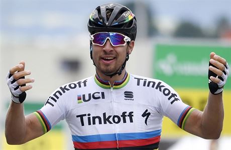 Slovenský cyklista Peter Sagan s radostí dojídí do cíle 2. etapy Kolem...