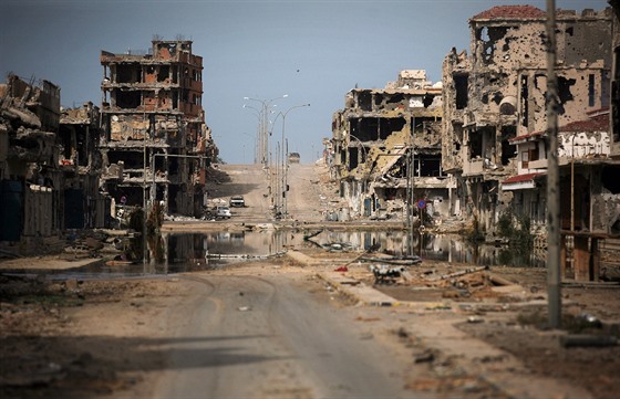 Zniený libyjský pístav Syrta, který dreli islamisté IS. (22. 10. 2011)