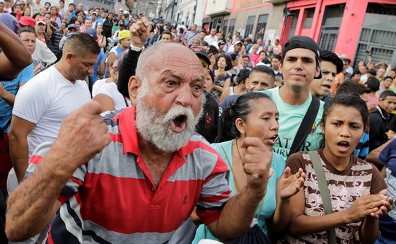 Lidé v hlavním mst Venezuely demonstrují proti vlád kvli nedostatku jídla a...