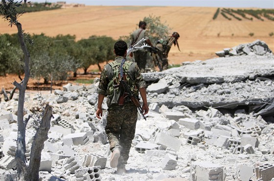 Bojovníci SDF nedaleko severosyrského msta Manbid (13. ervna 2016)