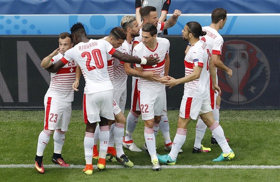 výcartí fotbalisté oslavují asný gól do sít Albánie.