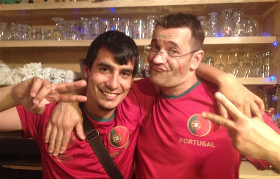 VAMOS! Tomás (vlevo) s otcem v baru, který jejich rodina provozuje ve...
