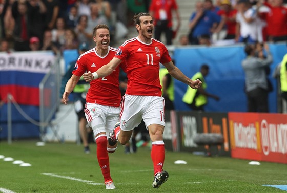 JE TAM! Gareth Bale bí oslavit první gól Walesu v historii evropských...