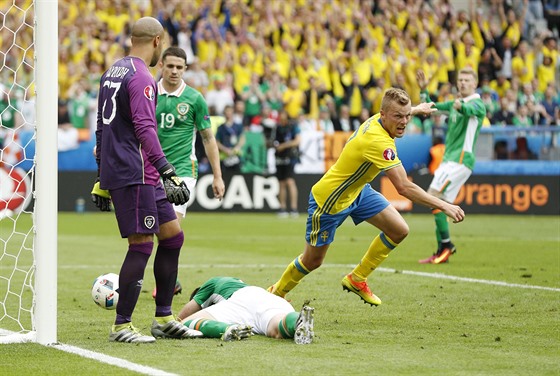 VYROVNÁNO. Sebastian Larsson bí slavit gól, který si dal do vlastní sít...