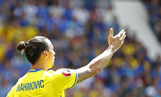 Švédský kapitán Zlatan Ibrahimovic během utkání proti Itálii.