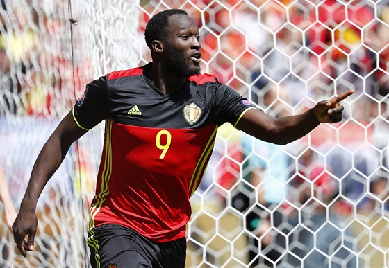 ZA TEBOU B̎ÍM. Forvard Romelu Lukaku utíkal oslavit trefu do sít Irska za...