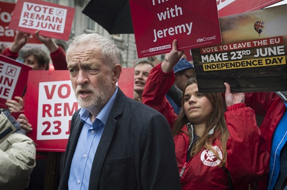 Lídr labourist Jeremy Corbyn bhem setkání s volii ped referendem o...