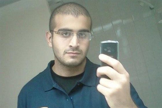 Podezelý útoník Omar Mateen na blíe nedatované fotografii ze sociálních...