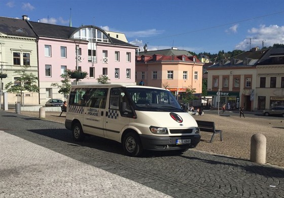 Policejní dodávka na námstí v Jablonci