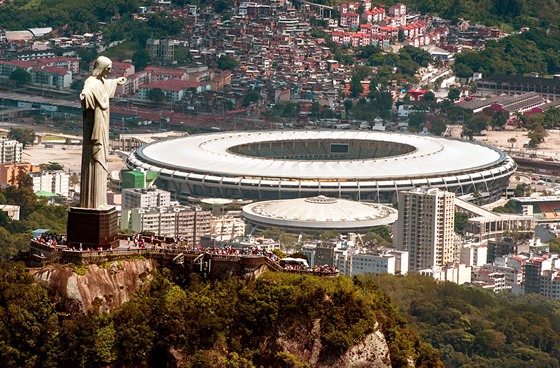 Olympijský stadion v brazilském Riu de Janeiru se sochou Krista Spasitele.